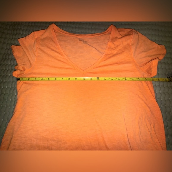 Lily Pulitzer V-Neck Women's hi-lo tee. Papaya. Size. L. - Picture 4 of 11